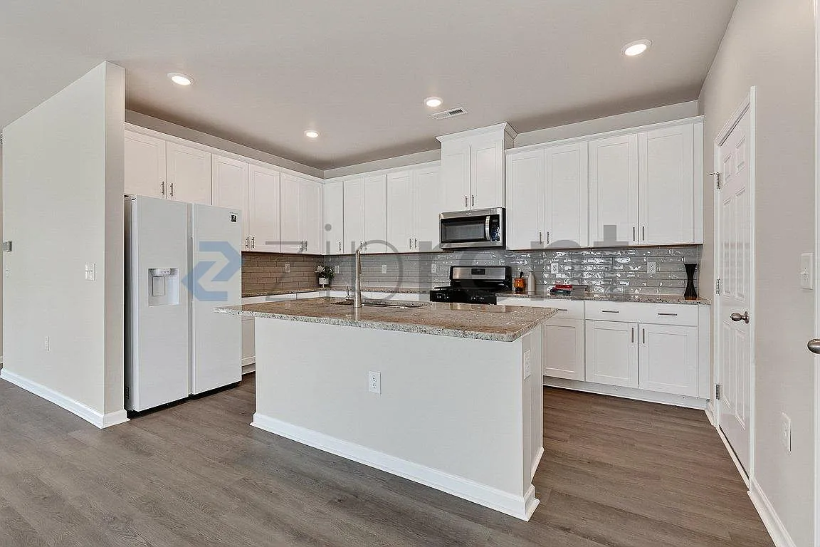 4 bed, 2585 sqft, $2,350 — Photo 3