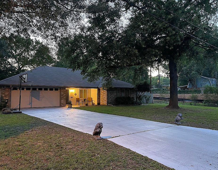 1st image of 609 S Honeysuckle Dr