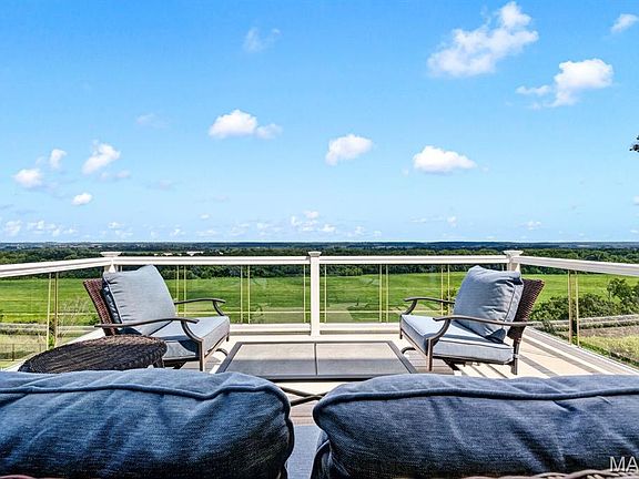 3rd image of 343 Bluff View Cir