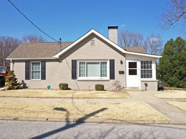 335 W Vine St, Oakland City, IN 47660