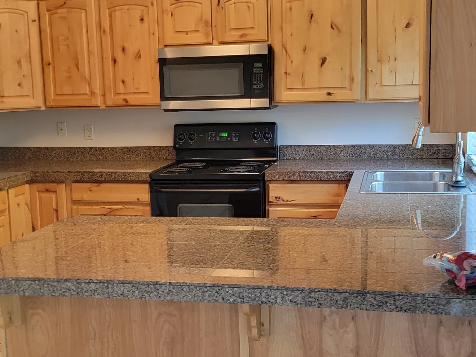 3 bed, 2.5 bath, 2100 sqft, $2,400 — Photo 1