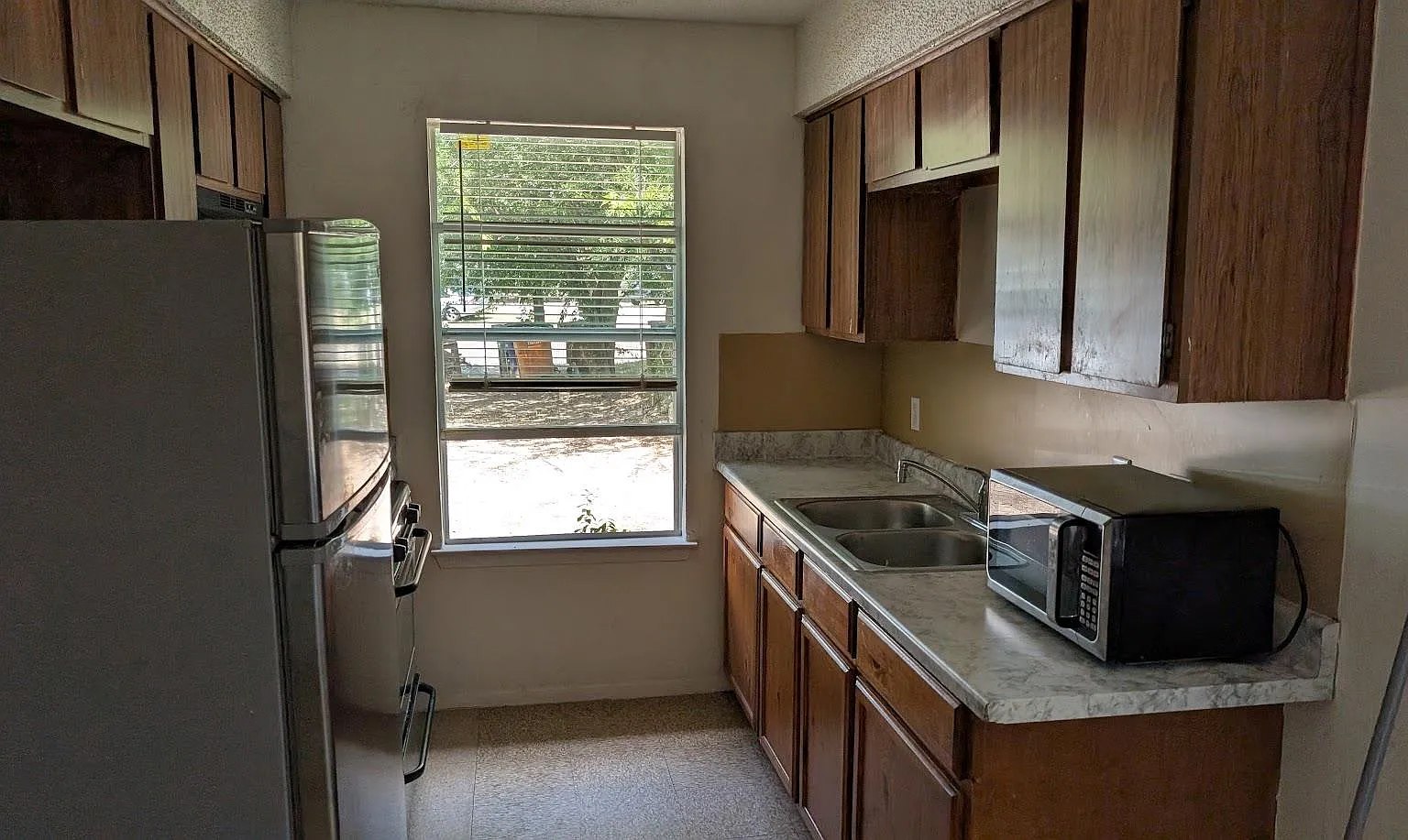 2 bed, 1.0 bath, 864 sqft, $1,200 — Photo 2