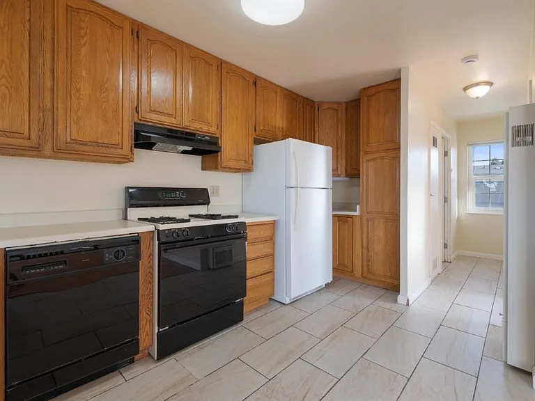 16526 Los Banos St #16526 — Photo 7