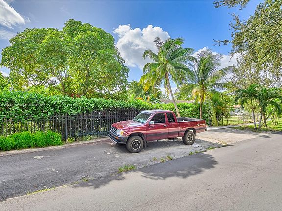 3rd image of 1570 NW 127th St