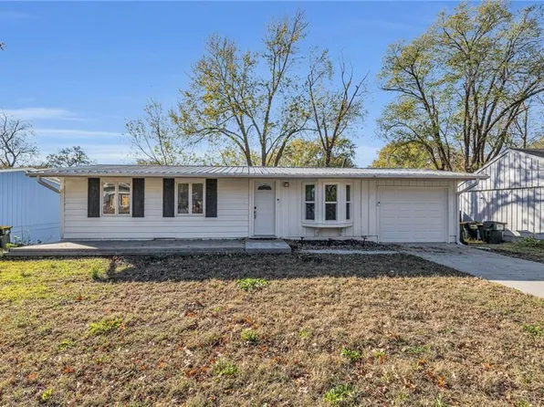 605 Valley Dr, Lansing, KS 66043