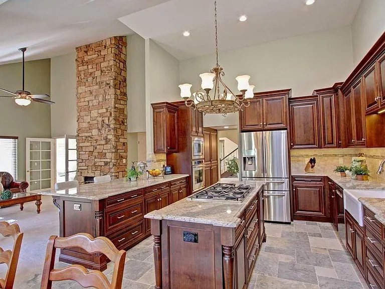 956 Redwood Dr — Photo 1