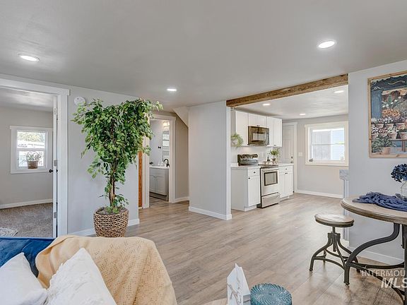 3rd image of 204 S Juniper St