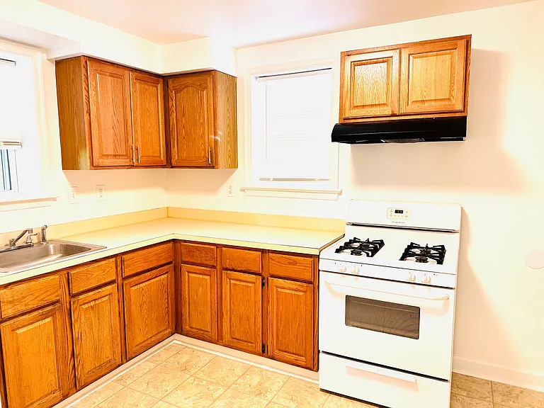 907 Hudson Ave — Photo 36