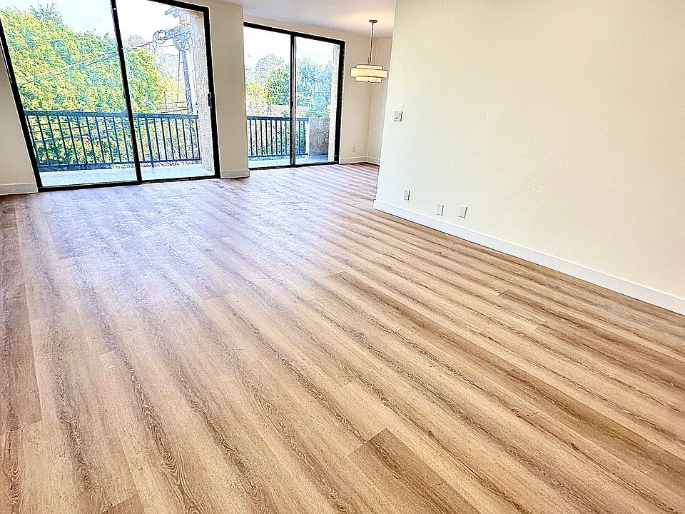 Unit #302 massive living room with stunning brand-new luxury vinyl flooring and recessed can lighting! Top Floor gorgeous Brentwood tree views and Bel Air/Brentwood Mountain Views!