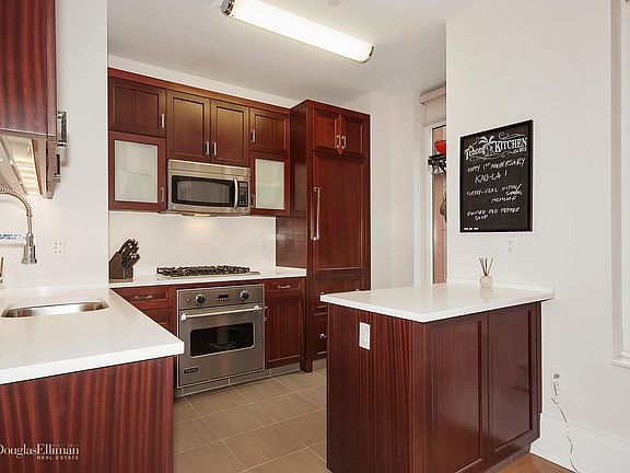 2nd image of 205 W 76th St APT 9L
