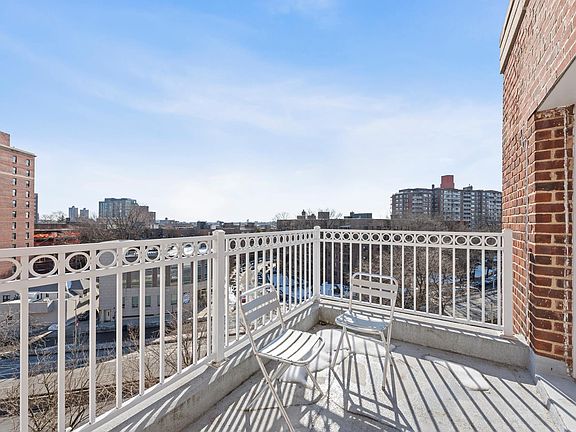 4th image of 3701 Henry Hudson Pkwy W #7C