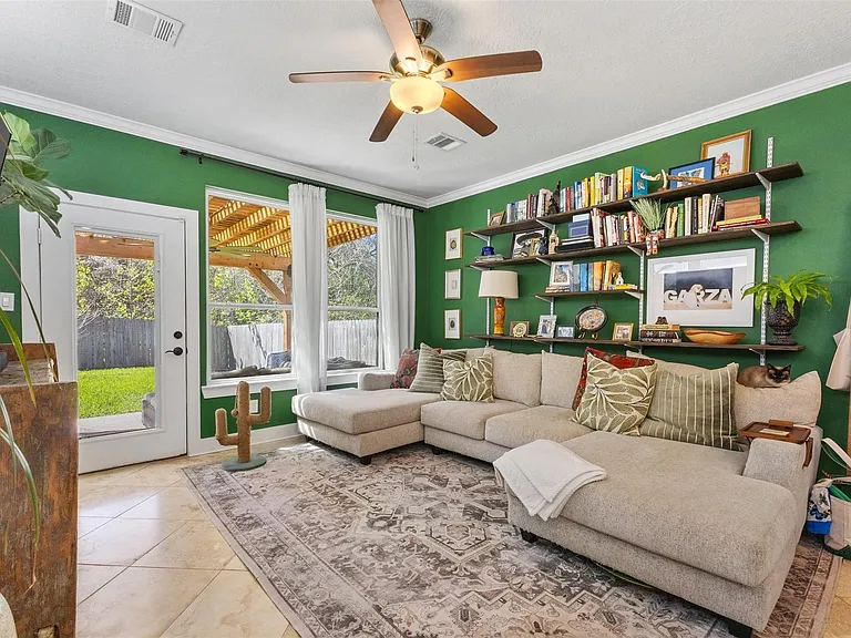 410 Peach St — Photo 4