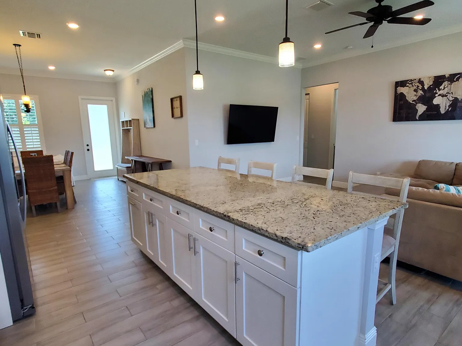 4 bed, 2.0 bath, 1625 sqft, $2,999 — Photo 4