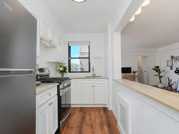 2821 Kings Highway image 6 of 22