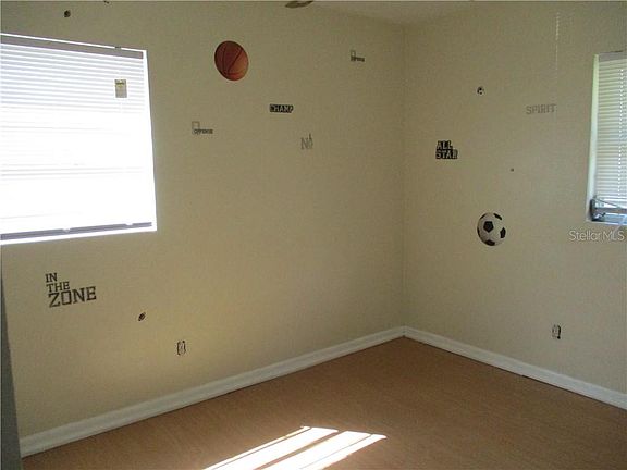 4th image of 112 Rose Ave