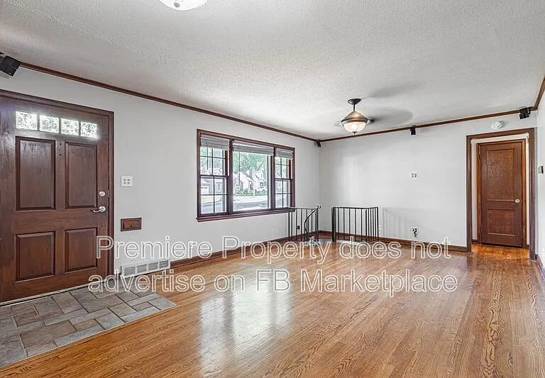 3029 W 74th St — Photo 2