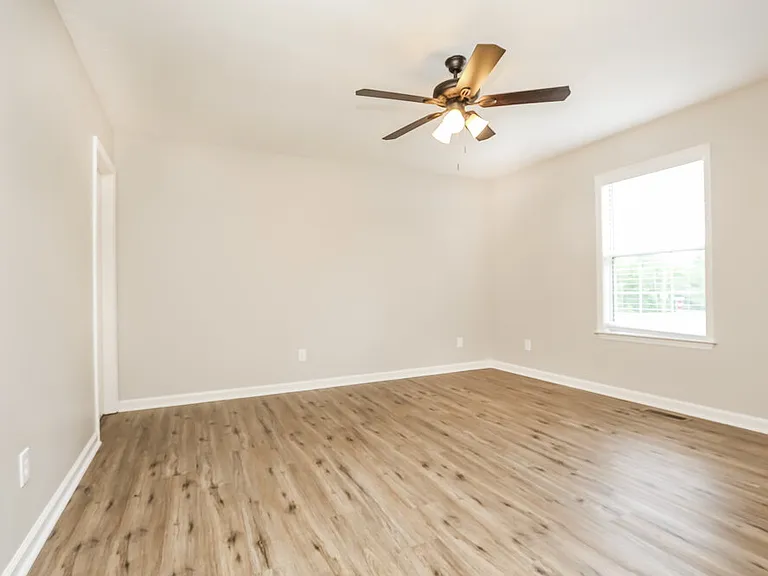 300 Southlake Dr — Photo 8