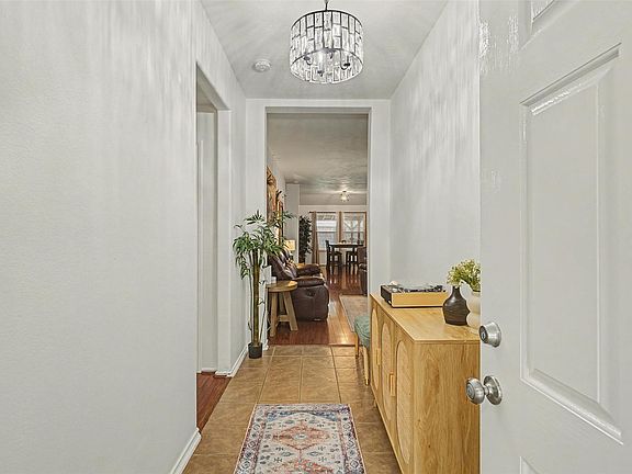 4th image of 6834 Ridgewood Ln