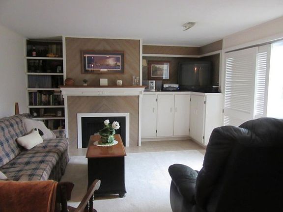 4th image of 1017 S Cedarcrest Dr