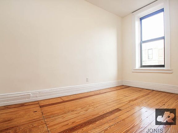 4th image of 171 Thompson St APT 25
