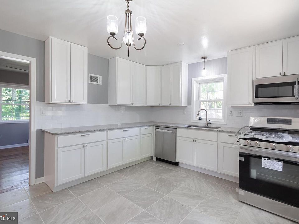 1st image of 21 N Park Dr