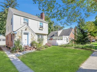 201 Rider Ave, Malverne, NY 11565