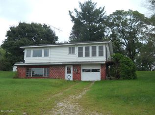 902 Oak Dr, Greenville, MI 48838