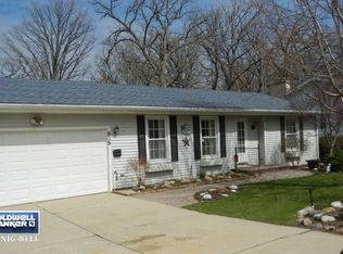 915 N Oakwood Dr, McHenry, IL 60050