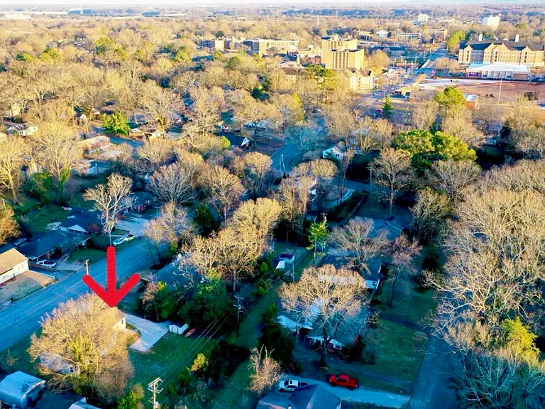 1033 N Pine St — Photo 30