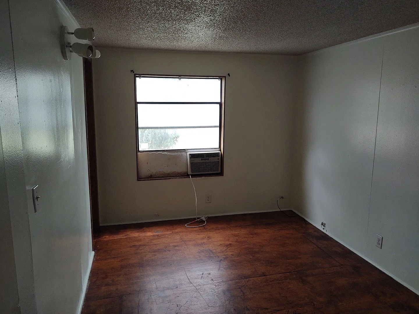 5600 IH 35 — Photo 3