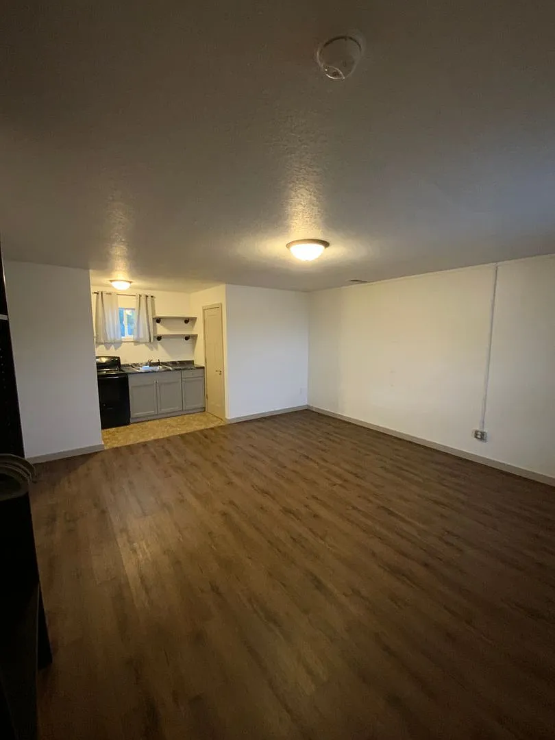 Broadway Apartments — Photo 4