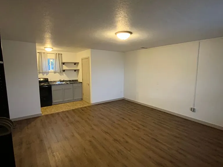 Broadway Apartments — Photo 4