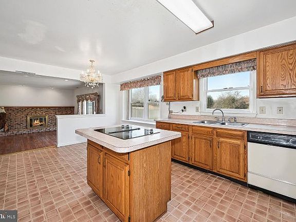 3rd image of 8 Winchester Dr