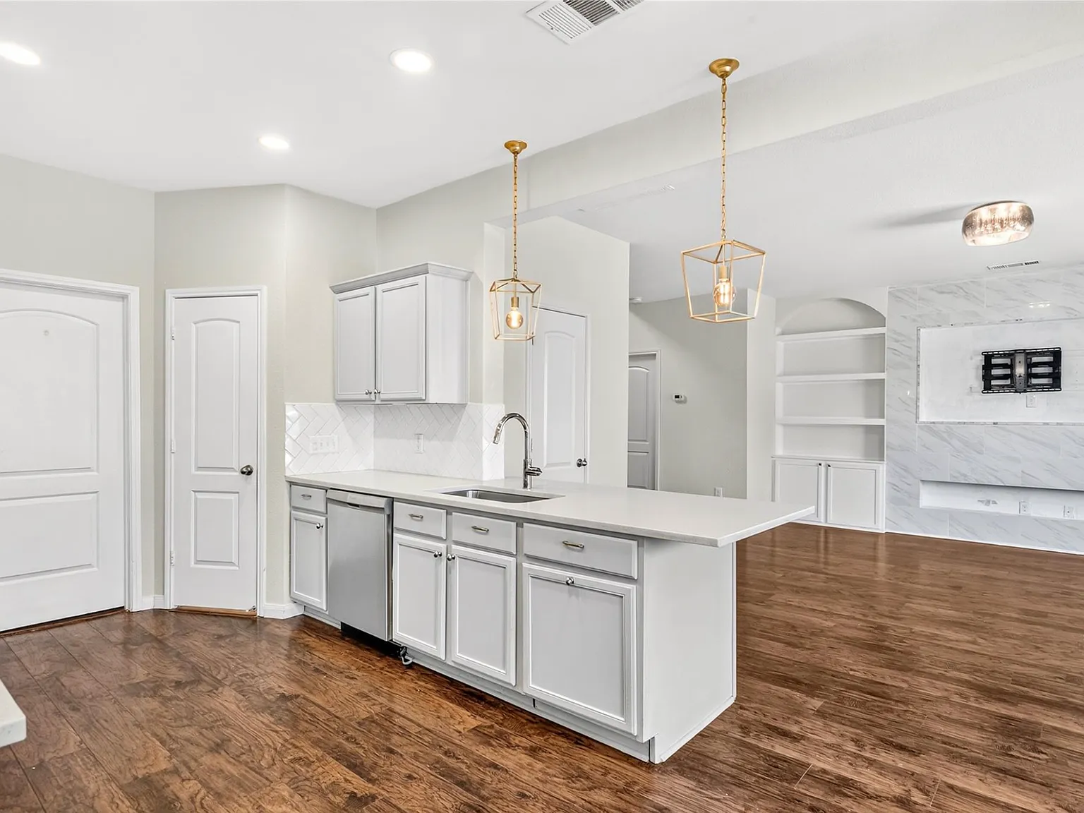 4 bed, 2.5 bath, 2168 sqft, $2,200 — Photo 4