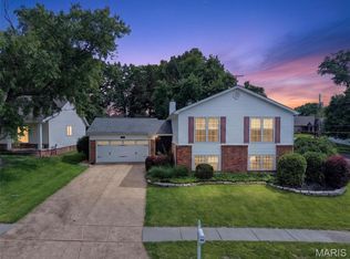 100 Holly Green Dr, Ballwin, MO 63021