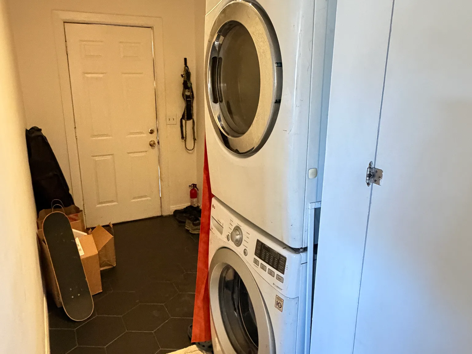 3 bed, 1200 sqft, $1,600 — Photo 1