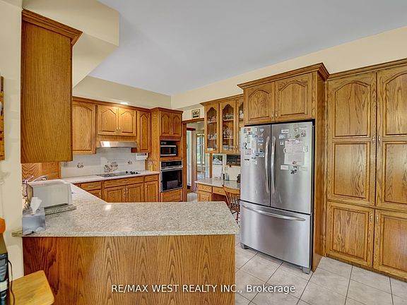 5th image of 805 Centre Rd