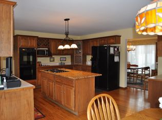 28 Squire Rd, Hawthorn Woods, IL 60047