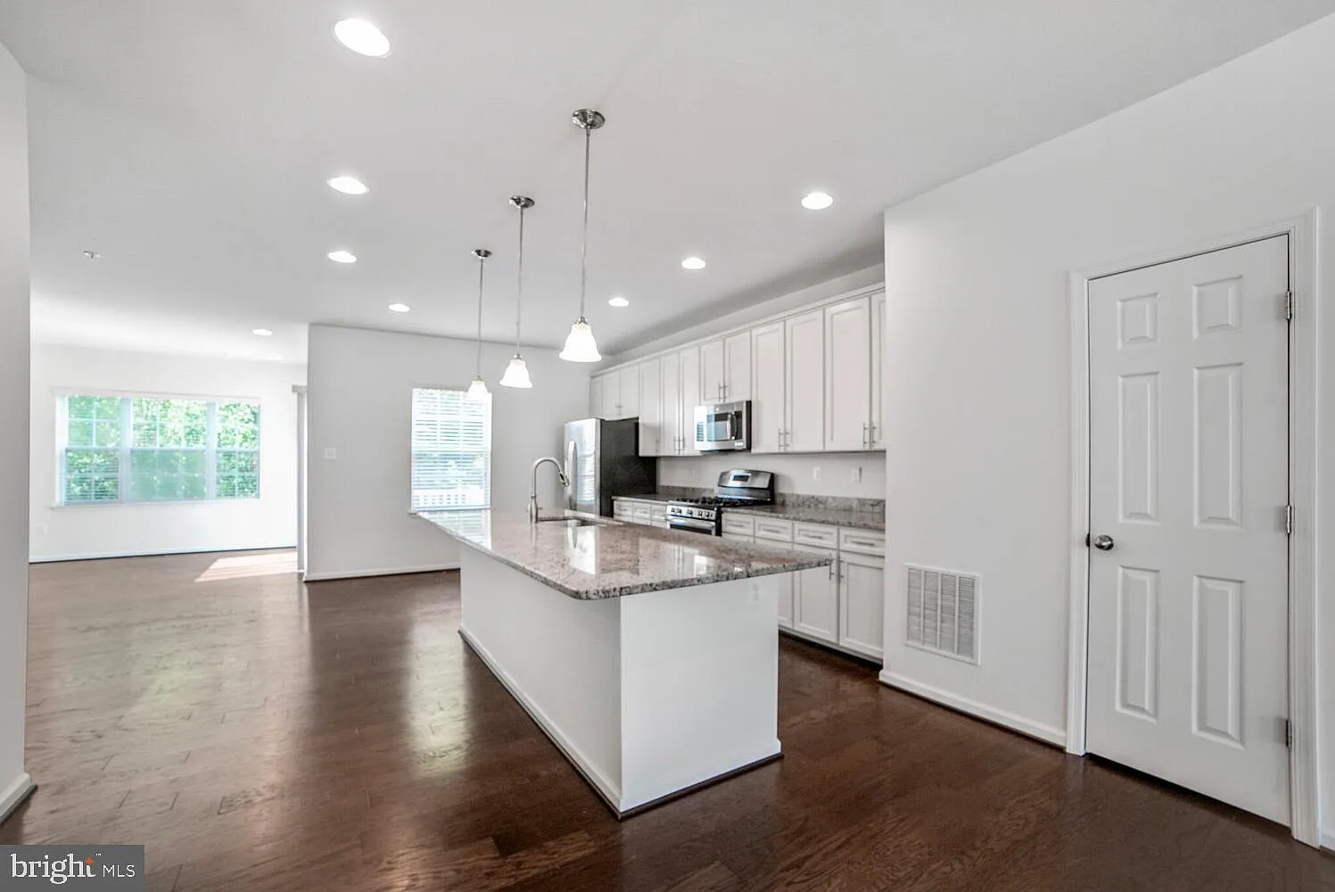 3 bed, 3.5 bath, 2972 sqft, $3,600 — Photo 4