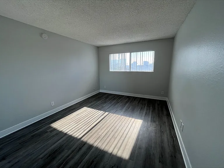 245 South Serrano Ave — Photo 25