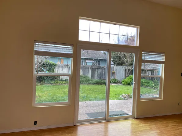 325 Magnolia St, Half Moon Bay, CA 94019