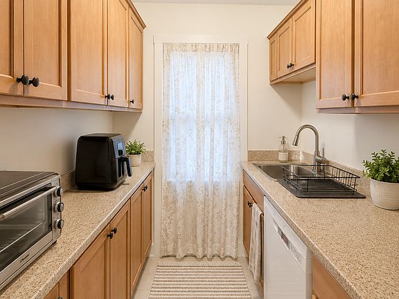 2nd image of 24 Jamaica Rd Unit 24