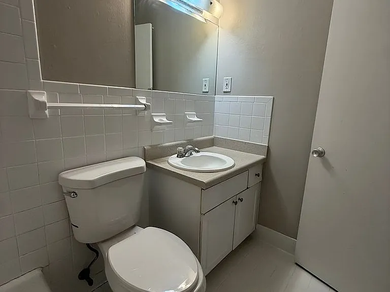 Executive House Apartments — Photo 56