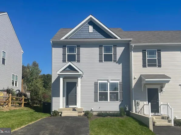 13 S George St, Stewartstown, PA 17363