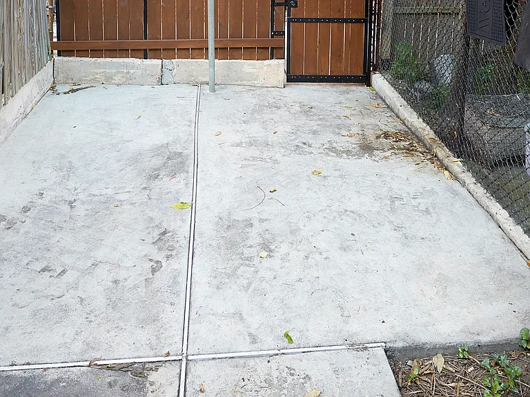 1141 W Hamburg St — Photo 34