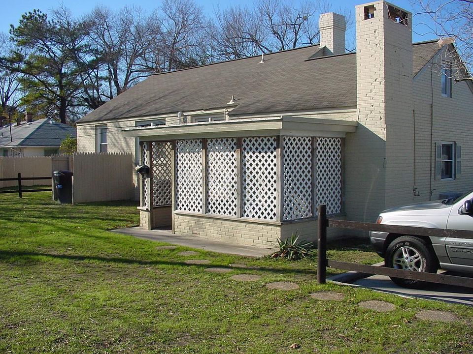 Covered patio entrance & side parking