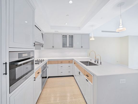 4th image of 21 E 61st St APT 9D