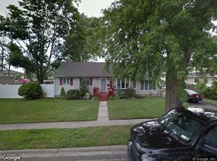 140 W Granada Ave, Lindenhurst, NY 11757