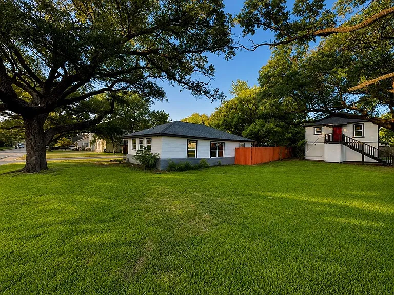 703 Texas Ave — Photo 24