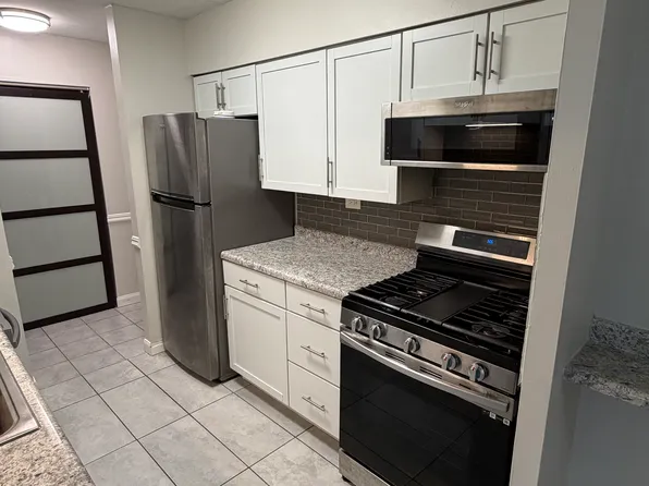 300 S Roselle Rd APT 409, Schaumburg, IL 60193